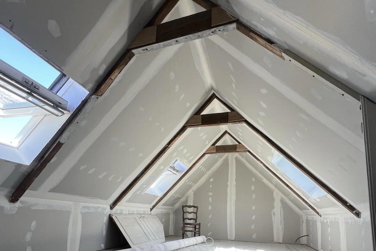 Aménagement intérieur sous combles en cours de finition