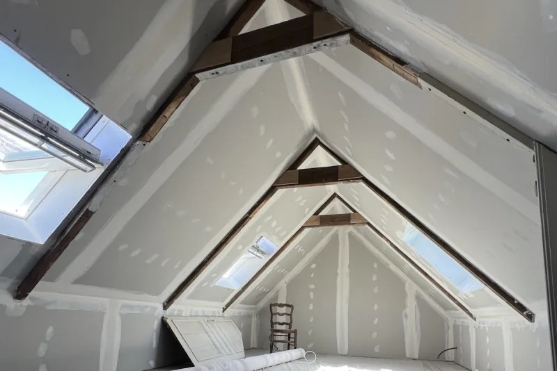 Interior fitting and insulation under a sloped ceiling