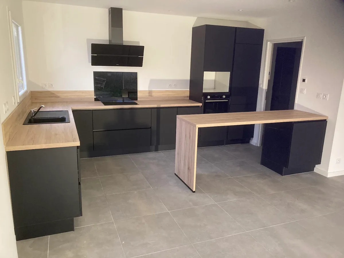 Bespoke wood and black kitchen installed by Tregor Agencements