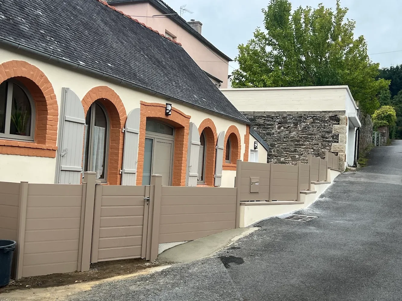 Aluminium fence in front of a house