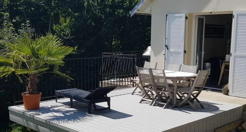 Garden deck with an outdoor dining area